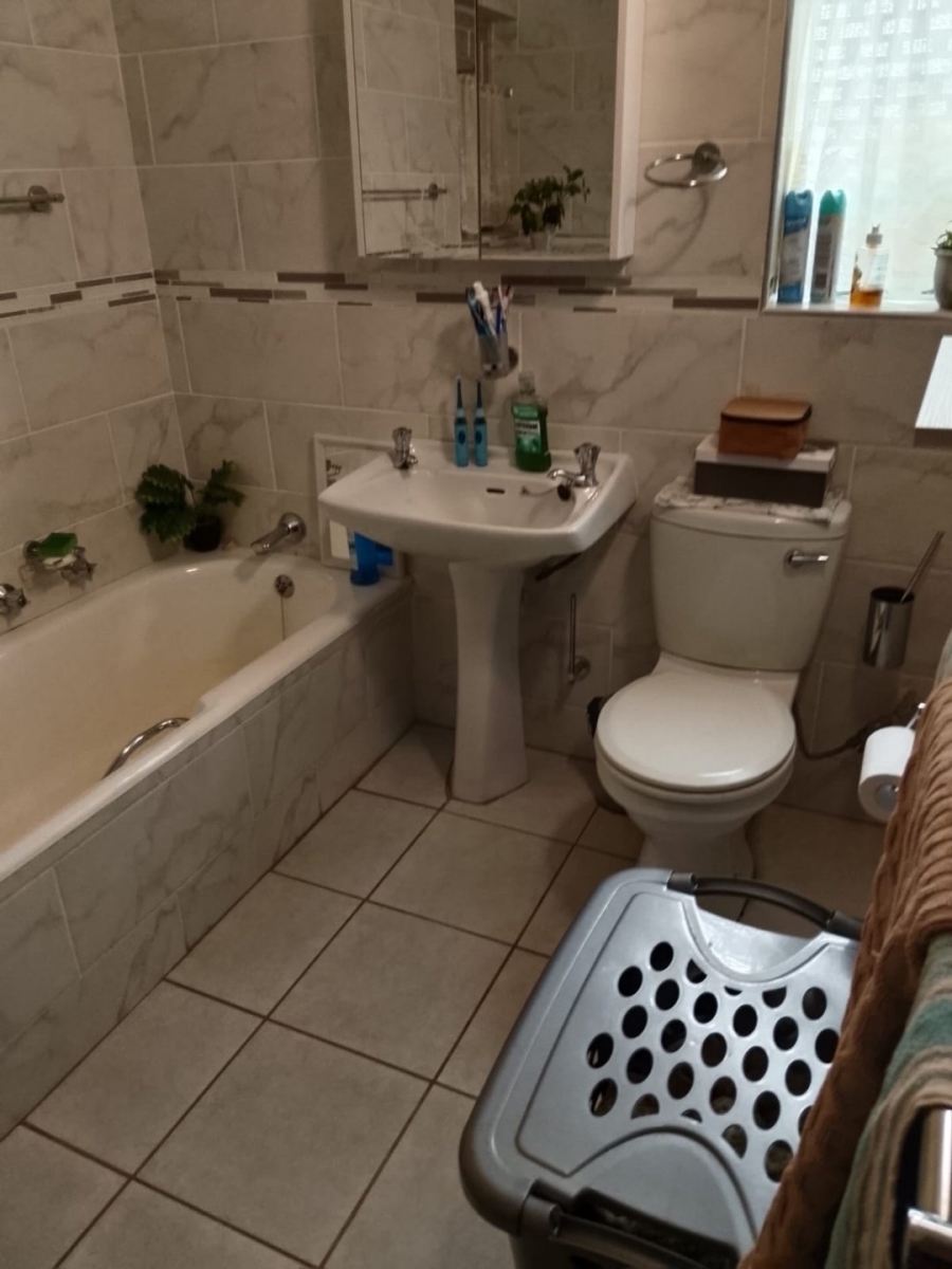 5 Bedroom Property for Sale in Lourenspark North West